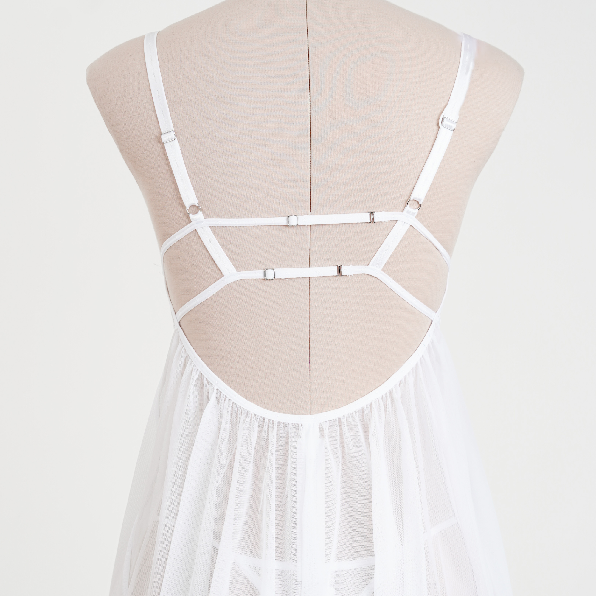 بيبي دول ابيض بتفاصيل دانتيل أنثوية - Heavenlly