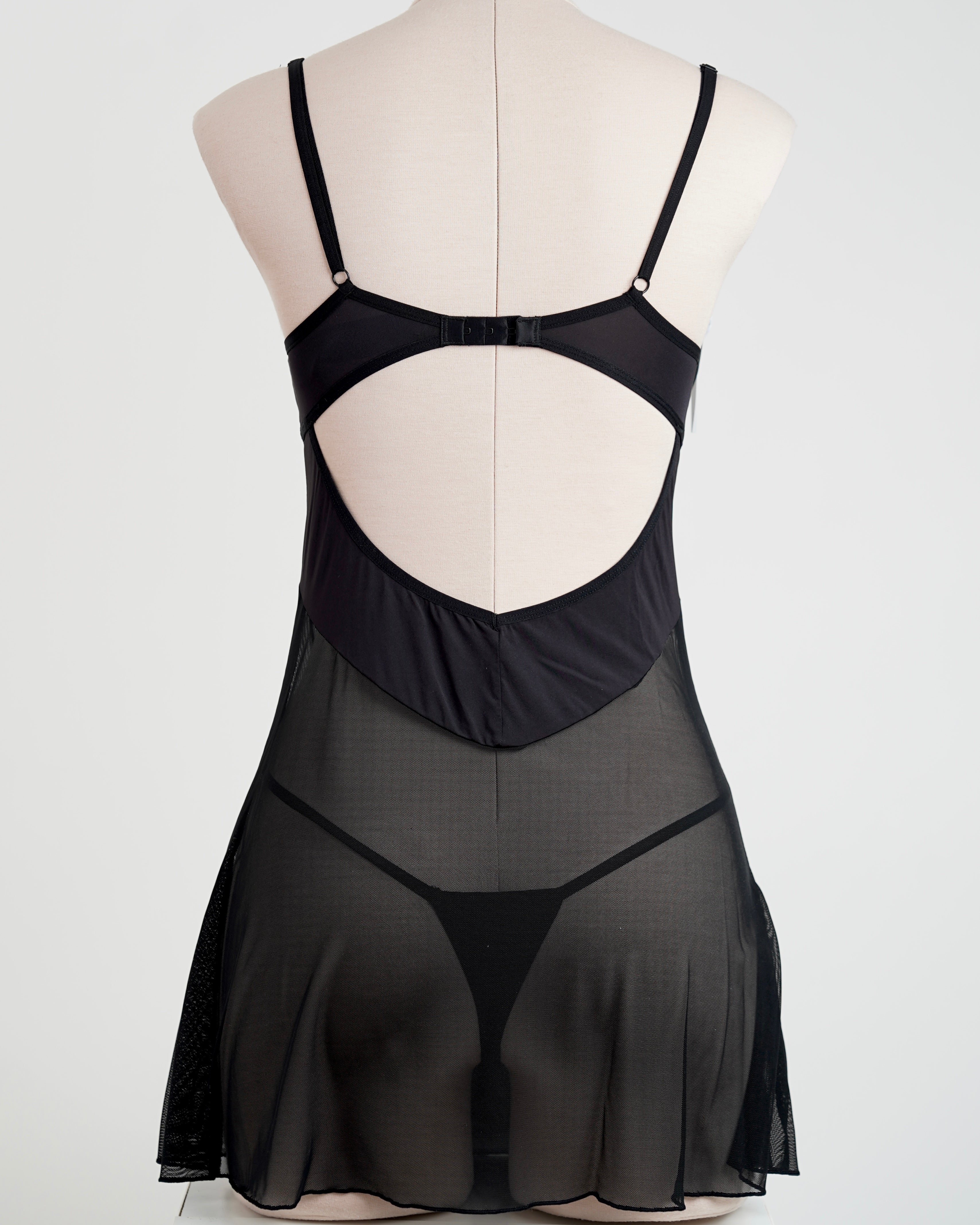 قميص نوم اسود مع خامة ناعمة انسيابية على الجسم - Stelisa