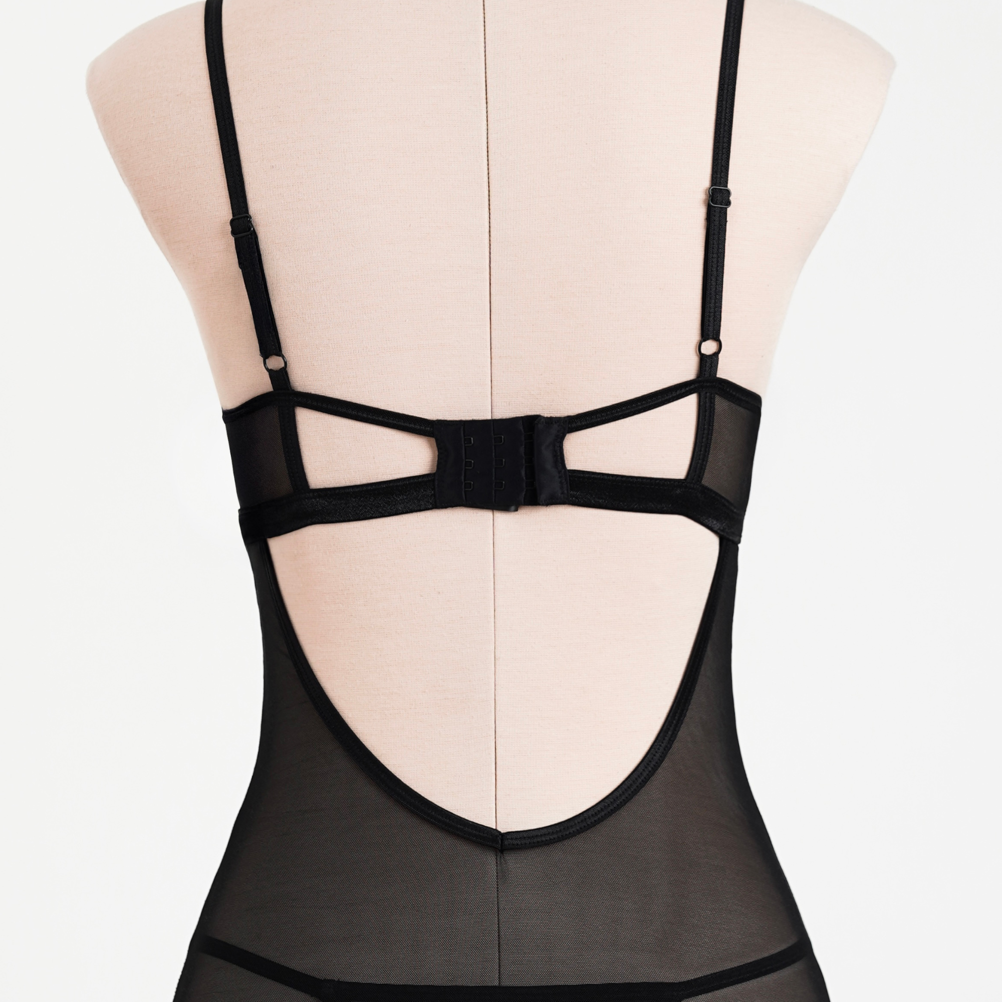 قميص نوم شفاف وأناقة أنثوية جريئة – Donarella Chemise