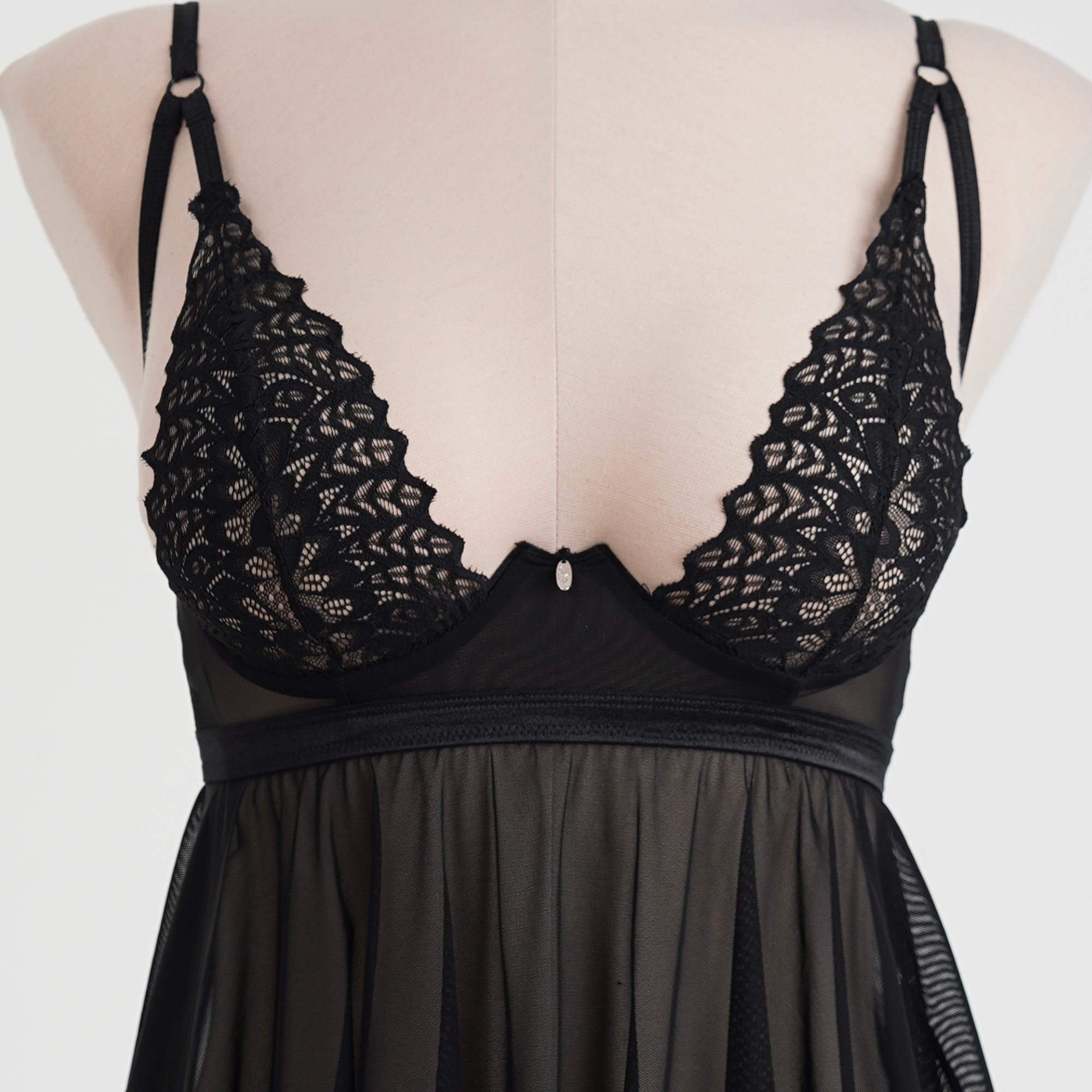 بيبي دول شفاف وأناقة أنثوية جريئة – Donarella