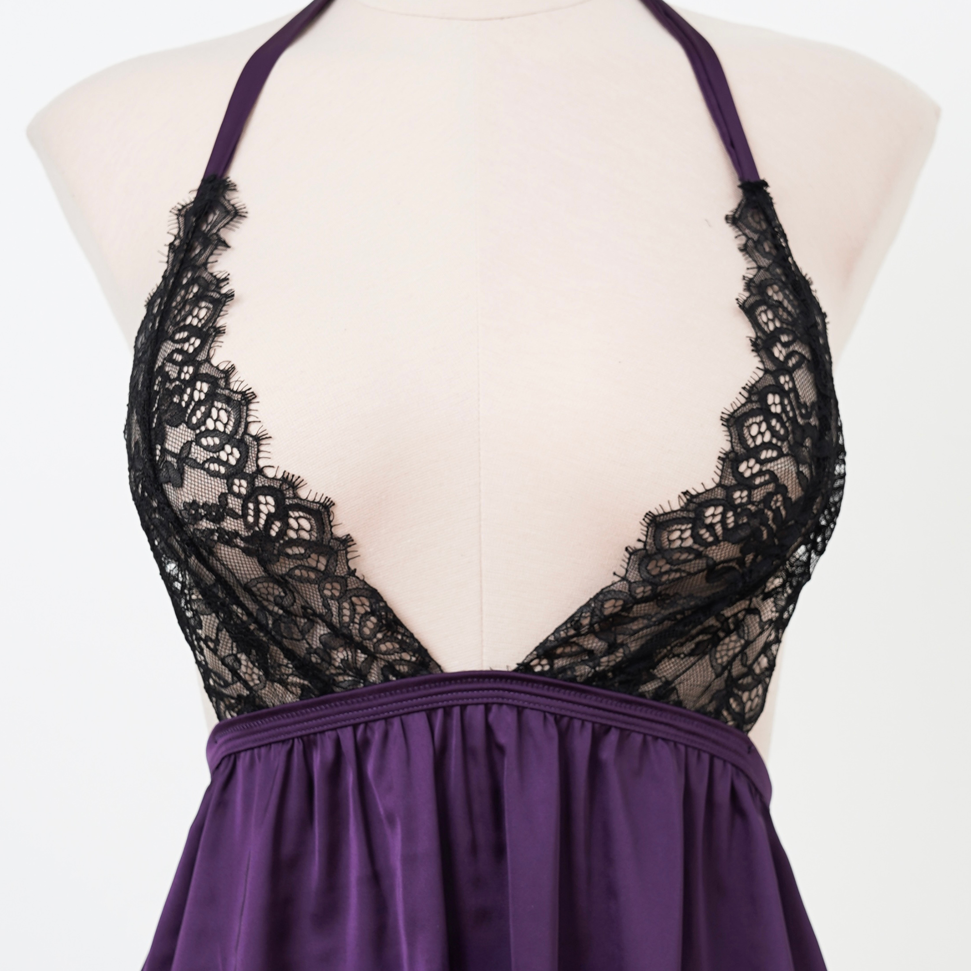 بيبي دول روزاليند من الساتان والدانتيل