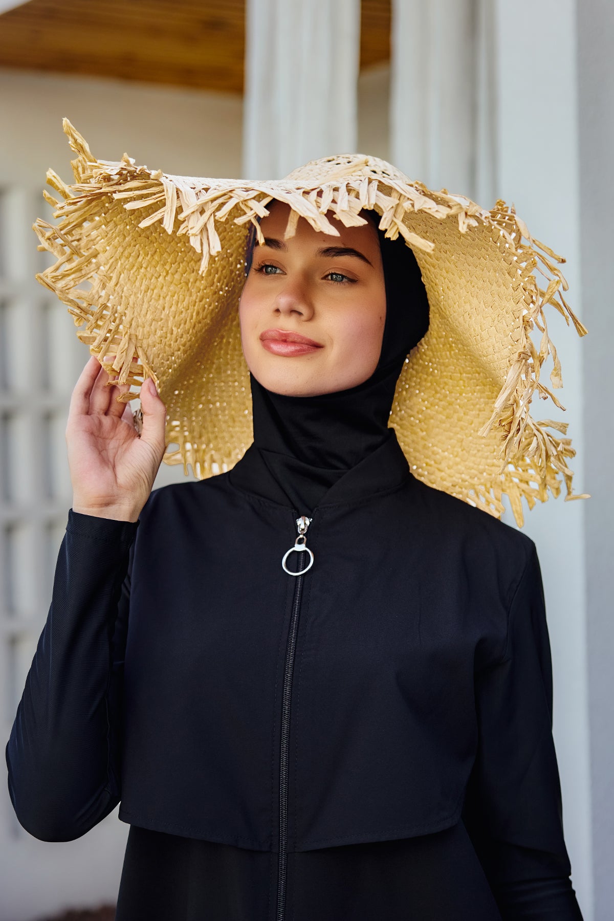 قبعة القش الشاطئية بشرّابات أنيقة