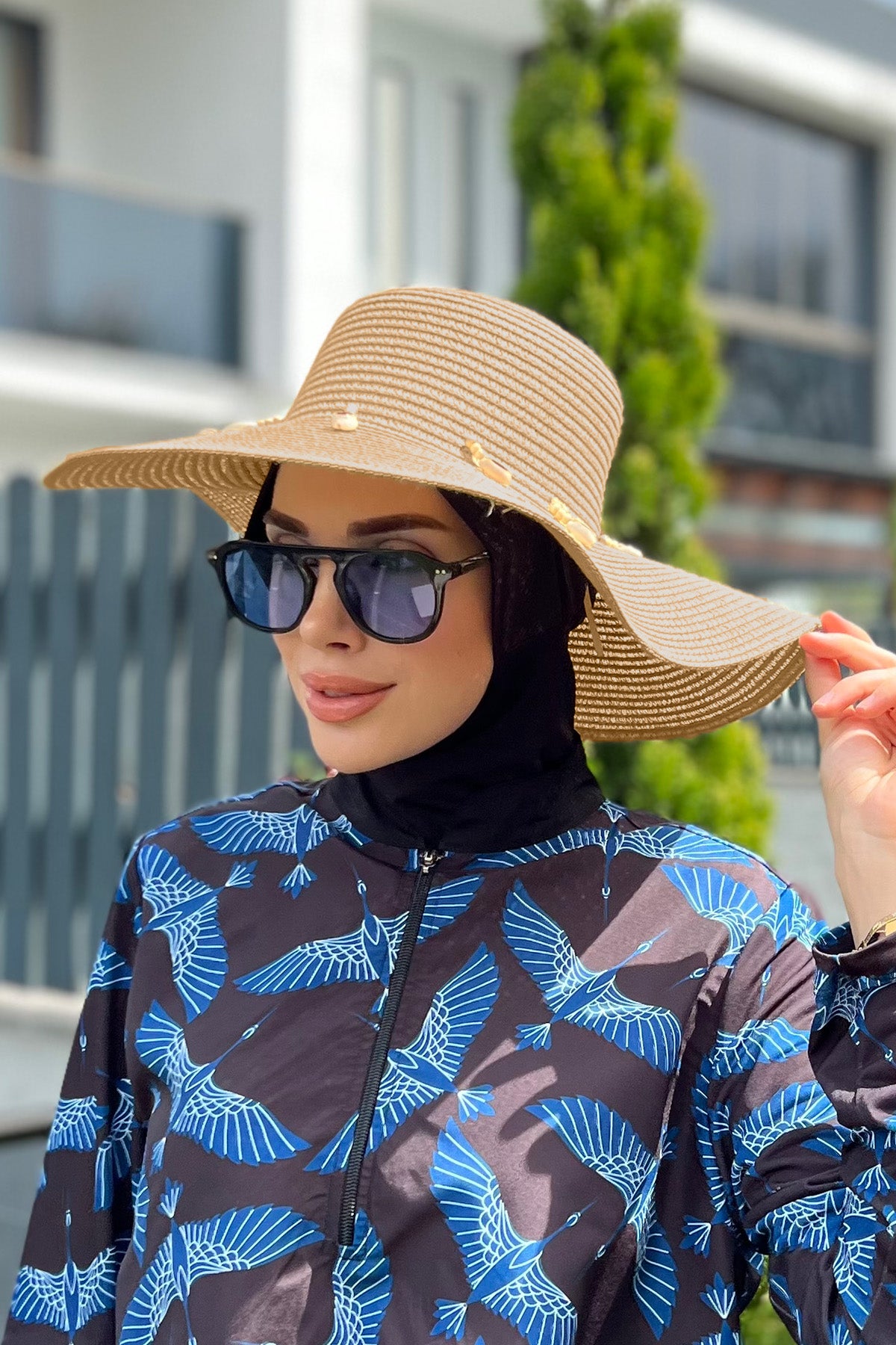 قبعة القش بالأصداف