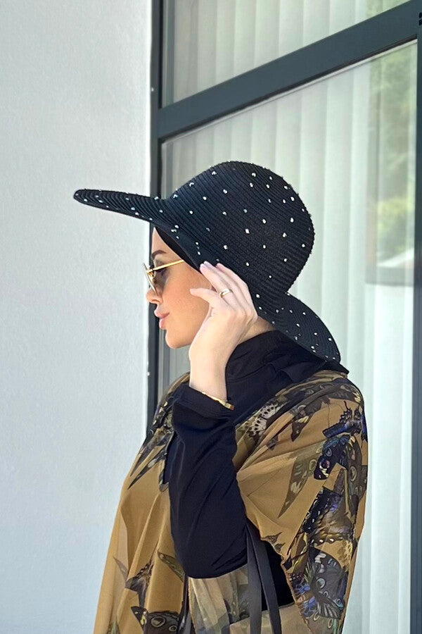 قبعة قش بتفاصيل حجرية
